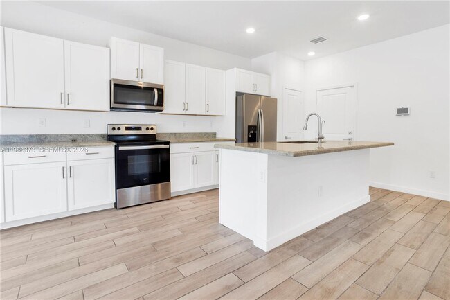 Building Photo - 846 SE 19th St