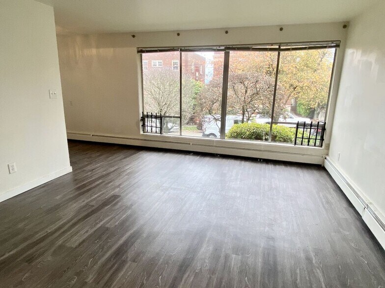 Interior Photo - Hamlin Place