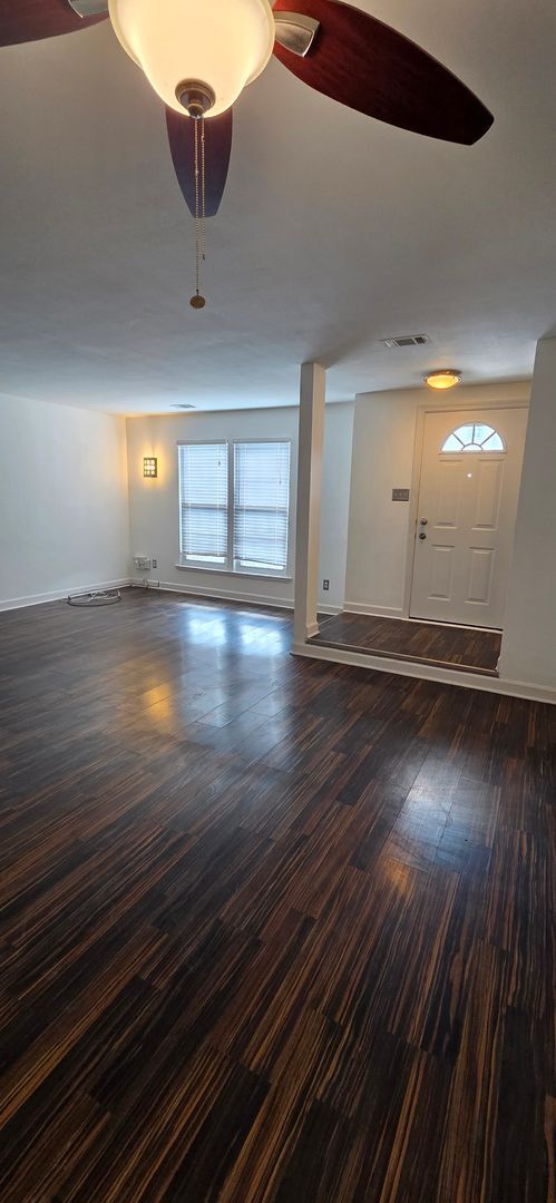 Building Photo - 3 Level Townhome Located in Silver Spring