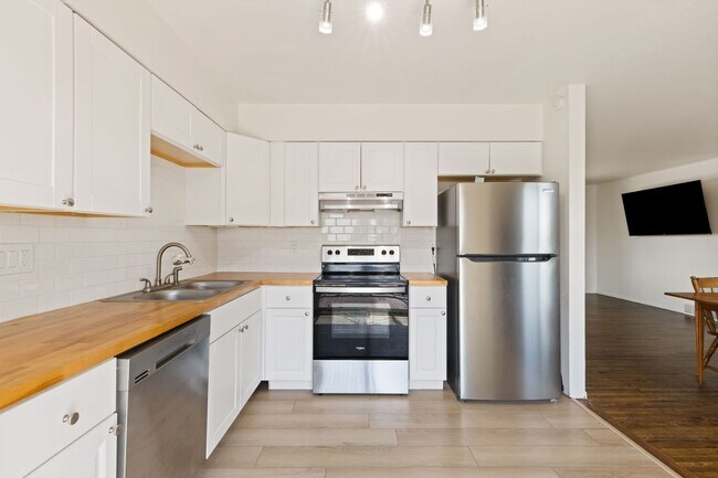 Building Photo - 4 bedroom with large backyard