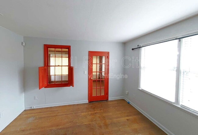 Building Photo - 433 W 70th St