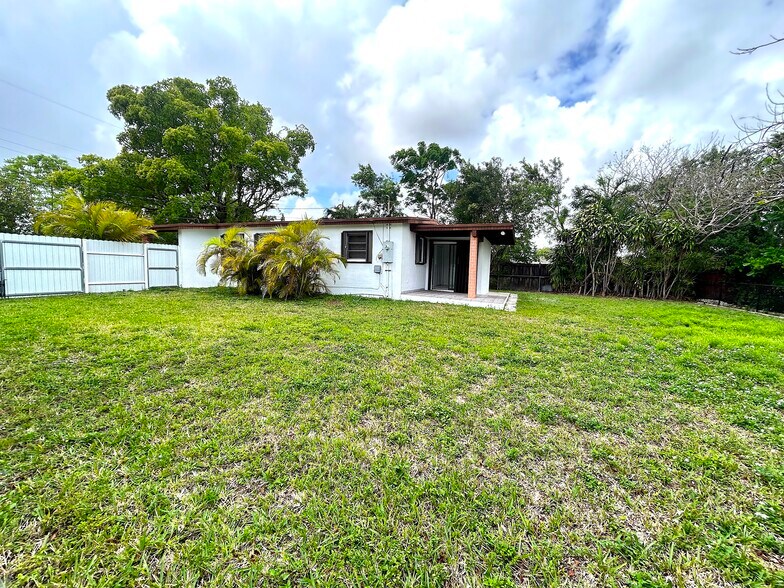 Building Photo - 6001 SW 116th Ave