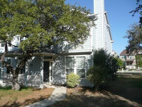 Building Photo - Charming 3/2.5 Townhome for Rent in Kyle, TX