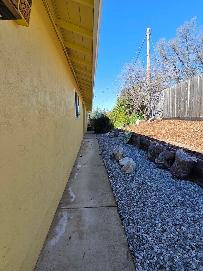 Building Photo - 19090 Hollow Ln