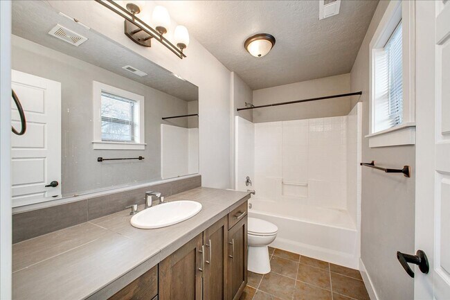 Building Photo - Modern 2 Story Home in North End!