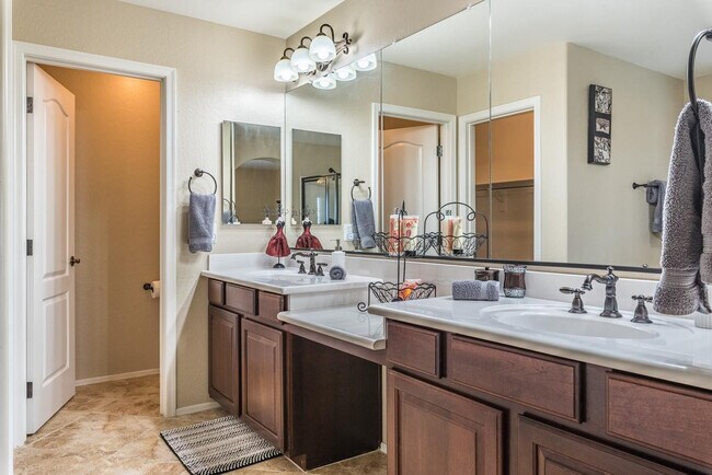 Building Photo - 1628 E Canyon Creek Dr