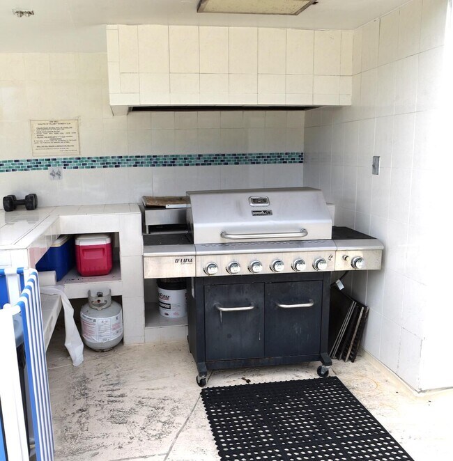 Building Photo - 2929 SE Ocean Blvd