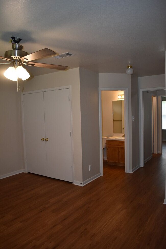 Building Photo - 837 Lakeview Dr