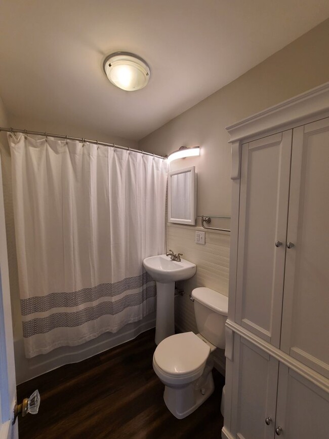 Building Photo - Newly Renovated Two Bedroom One Bath With ...