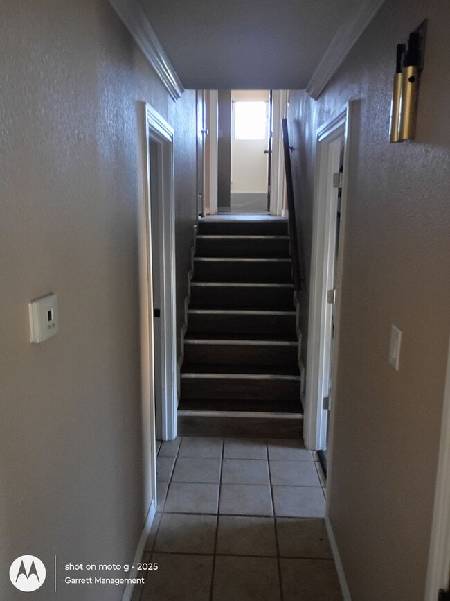 Building Photo - Split level home in West Lampasas