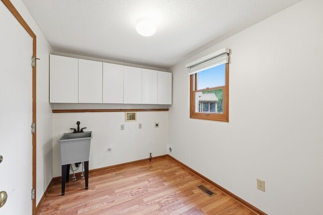 Building Photo - 7666 Windwood Dr