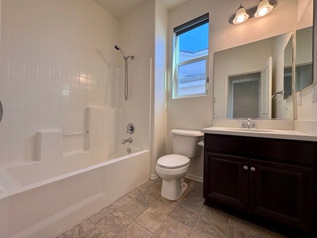 Building Photo - MOVE IN SPECIAL!! Move in on or before Oct...