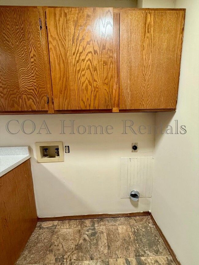Building Photo - West Side Townhome