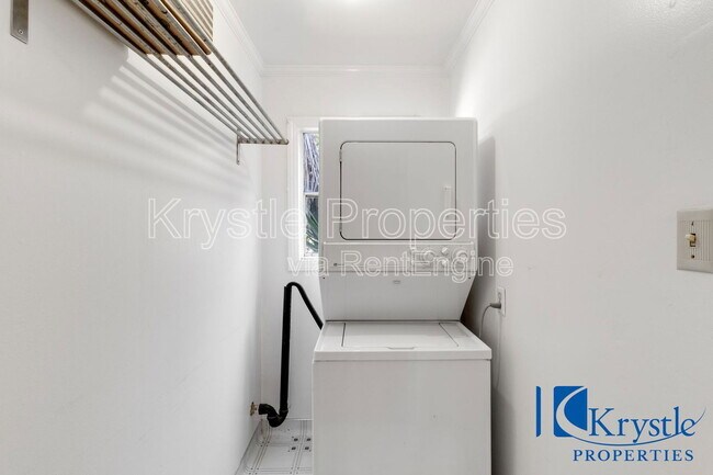 Building Photo - 1322 Wanda St