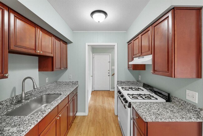 Building Photo - 2208 Mission Hill Dr