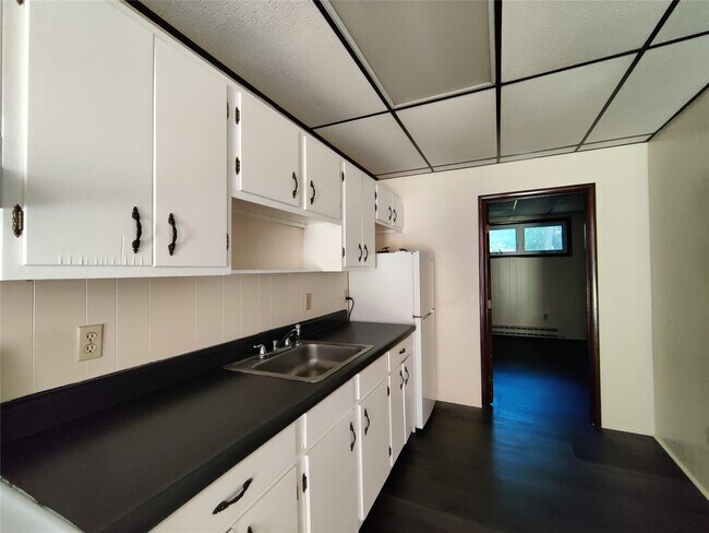 Building Photo - 28 Vineyard Ave