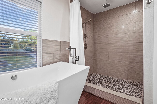 Building Photo - 413 Hollydale Dr