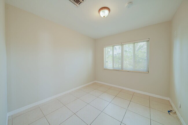 Building Photo - 917 NE 164th St