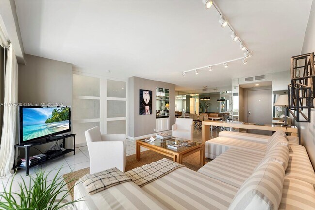 Building Photo - 1121 Crandon Blvd