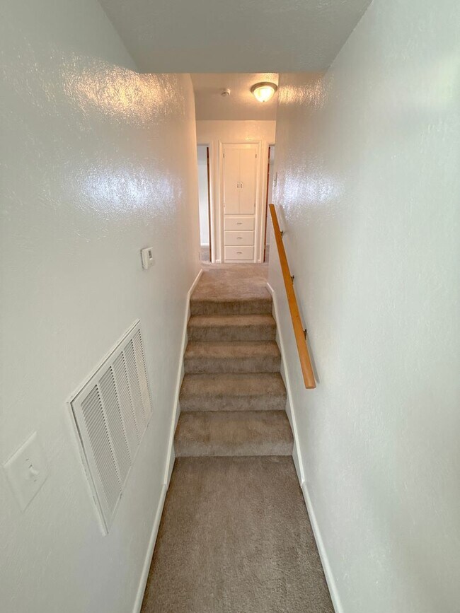 Building Photo - 3 Bedroom, 1.5 Bath House in Pacific Terrace neighborhood