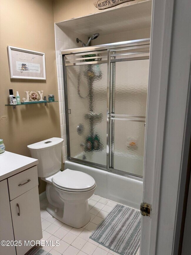 Building Photo - 206 Brinley Ave