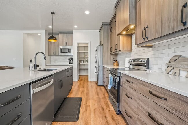 Building Photo - 1013 Yew Wood St