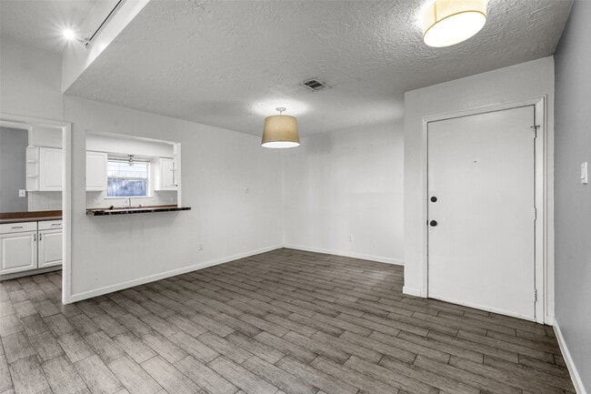 Building Photo - 9 Birchcane Dr