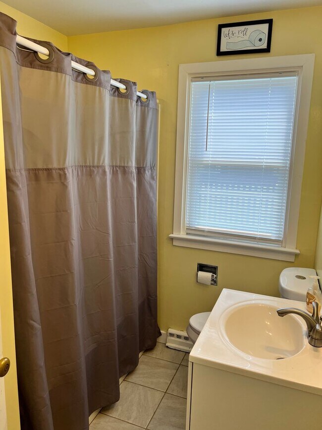 Building Photo - 3 Bedroom, 1 Bath Rancher Available for Rent!
