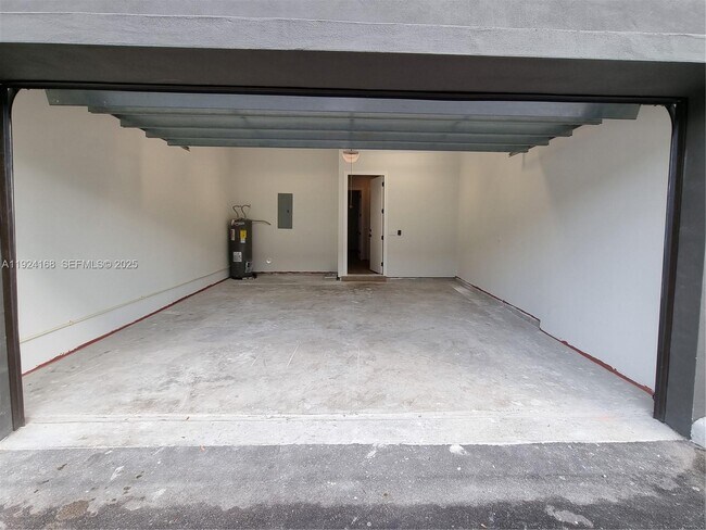 Building Photo - 810 NE 14th Pl