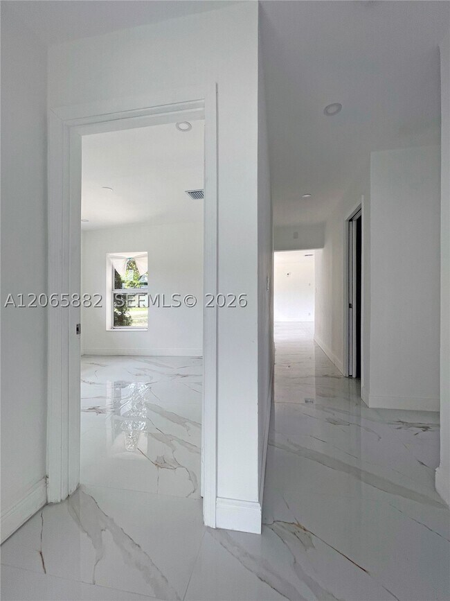 Building Photo - 1606 NW 12th Ct