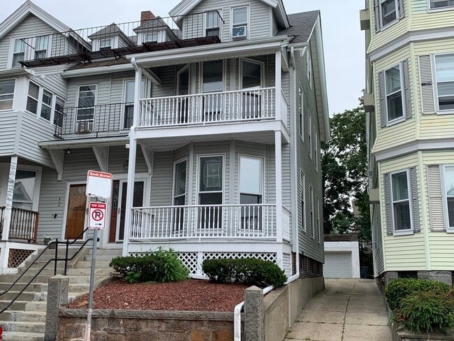 Building Photo - 841 E 5th St