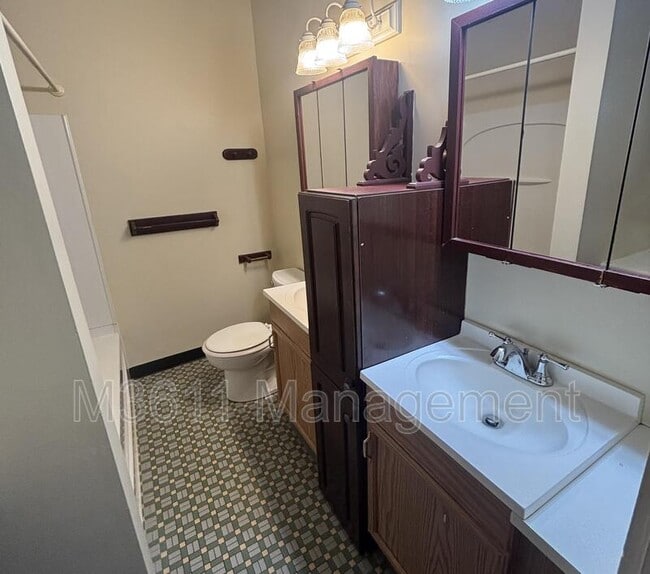 Building Photo - 1318 New Hampshire St