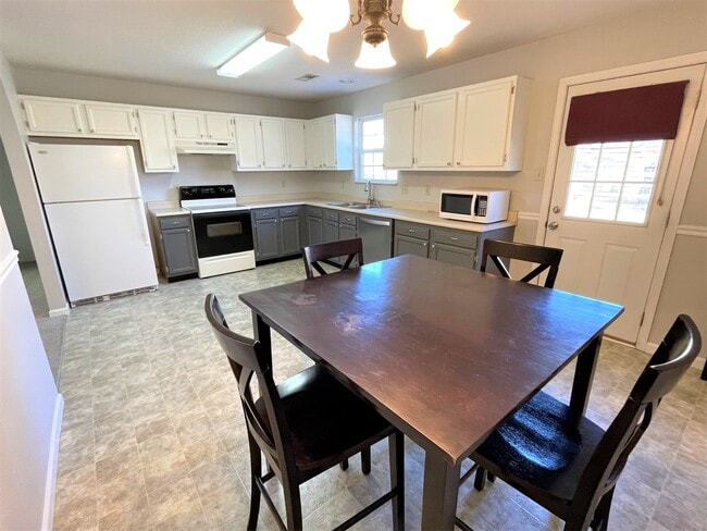 Building Photo - 1039 Willow Creek Cir