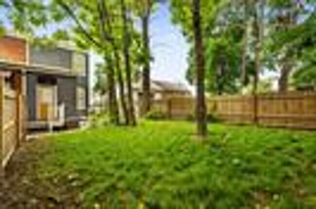 Building Photo - 516 Borland St