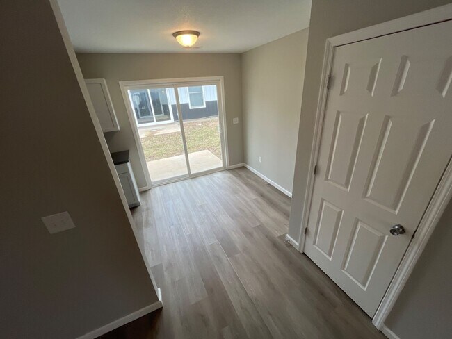 Building Photo - 301 W 7th St