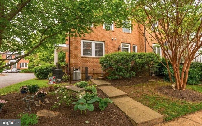 Building Photo - 5 Piedmont Dr