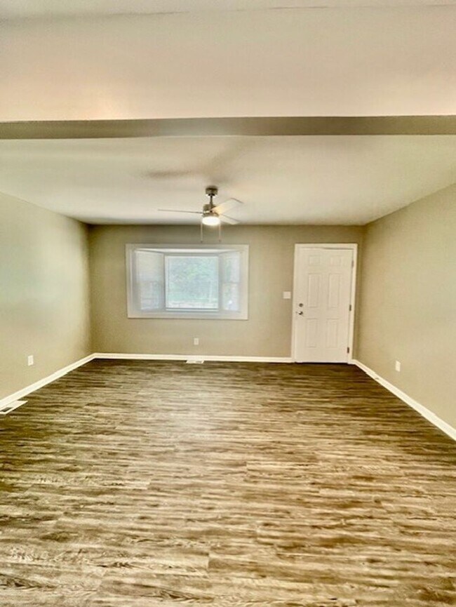 Building Photo - Spacious 5 Bedroom 2 Bath. This Home is Located in the Smallwood Community.