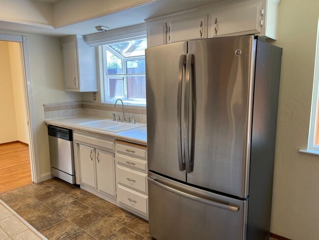 Building Photo - Great Shape Sunset West Single Family Home