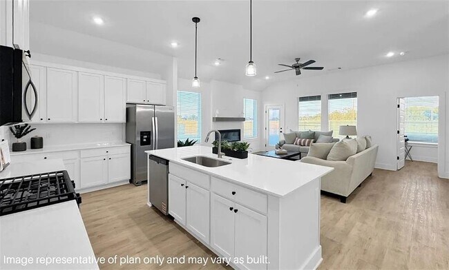 Building Photo - 2431 Longfellow Dr