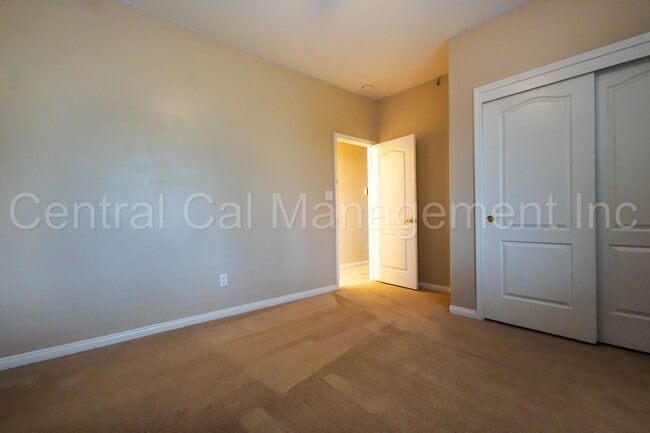 Building Photo - Large 4 Bedroom, 3 Bath Home in the Desire...