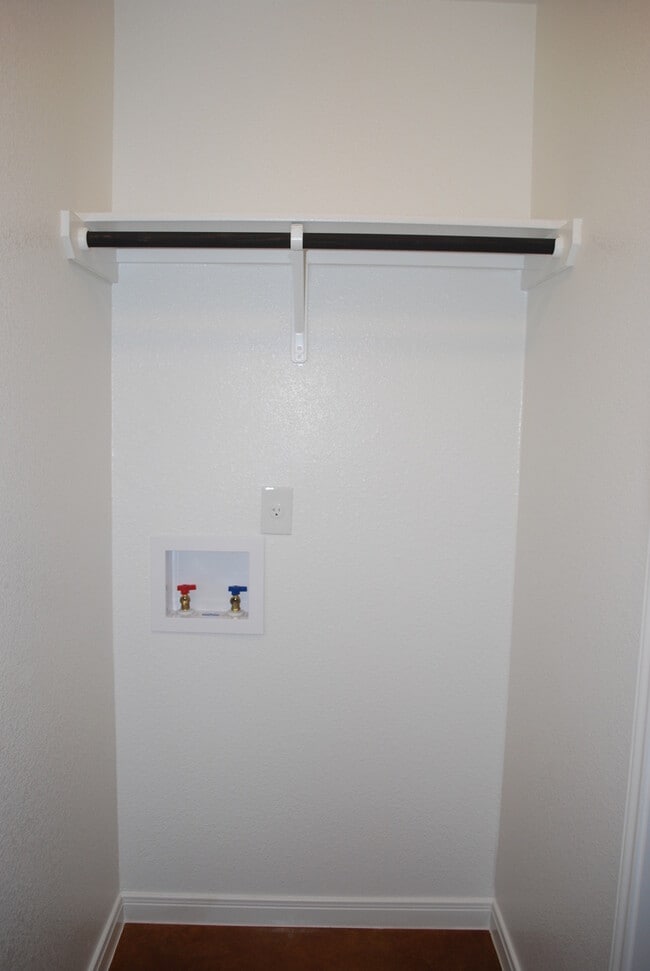 Building Photo - 1510 Dakota Ter