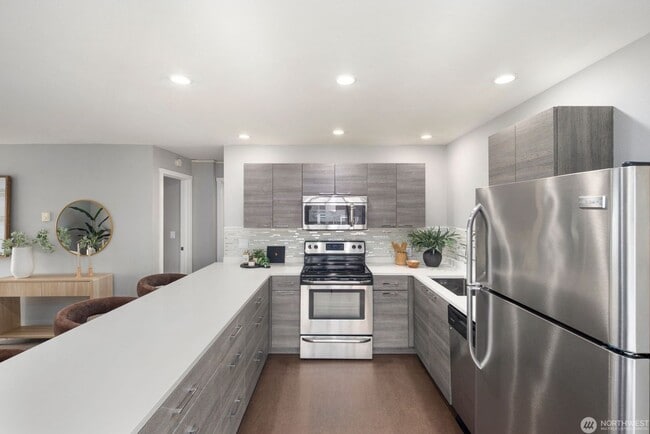 Building Photo - Bright Renovated 1 Bedroom Corner Condo in the Heart of Downtown Bellevue