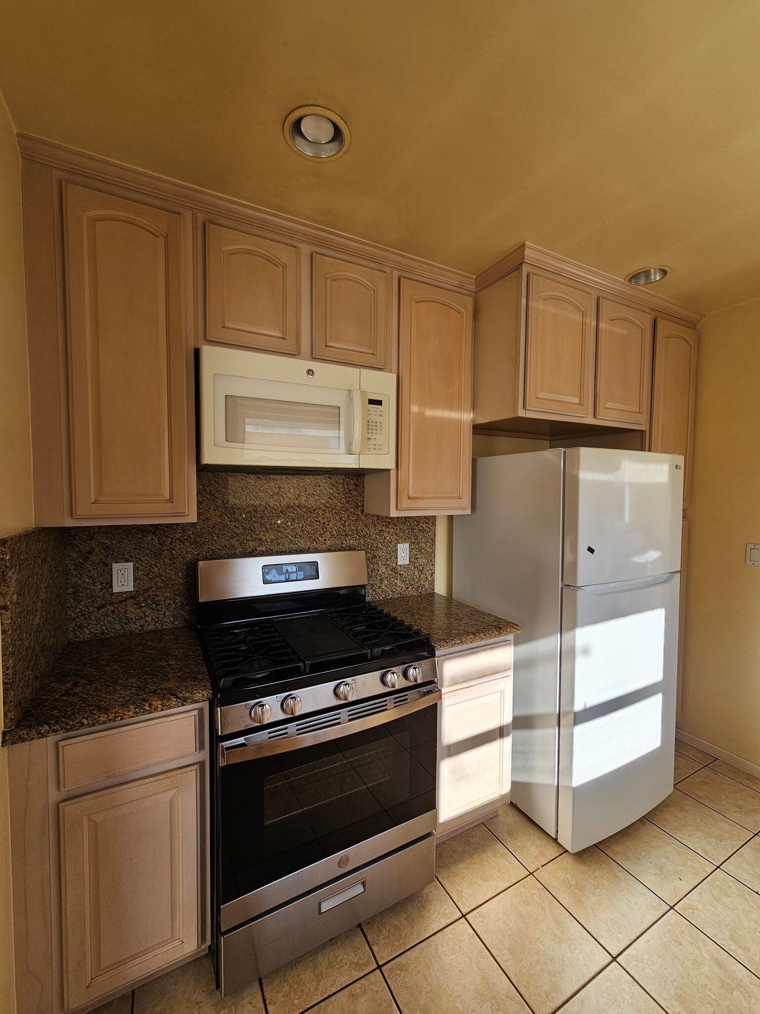 Building Photo - 3942 Redwood Ave