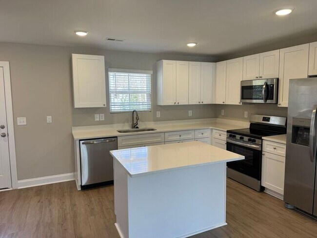 Building Photo - Newer End unit townhouse in Kannapolis, NC!!