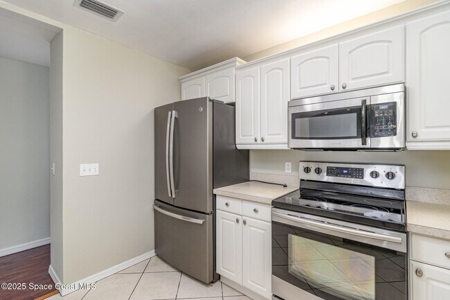Building Photo - 841 Raintree Ave