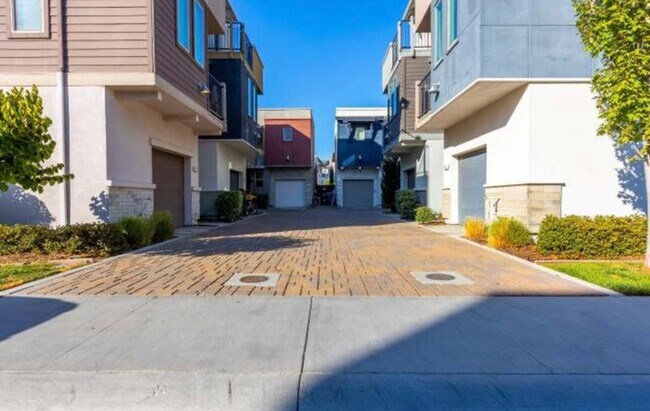 Building Photo - First Month Rent: FREE (with approved lease terms)