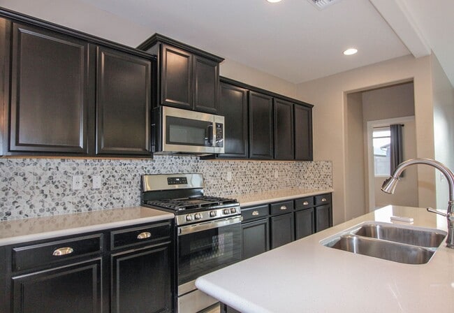 Building Photo - Four Bedroom Saddlewood Home