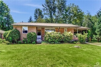 Building Photo - Charming 2 Bed 1 Bath Duplex in Downtown I...