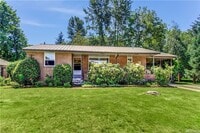 Building Photo - Converted Duplex 2 Bed 1 Bath w/ Private Y...