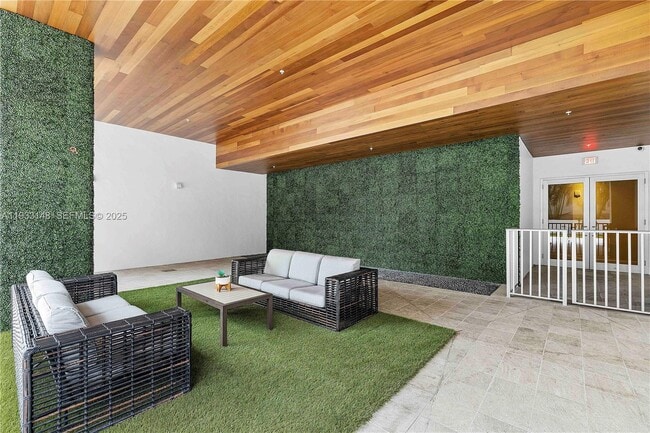 Building Photo - 1010 SW 2nd Ave